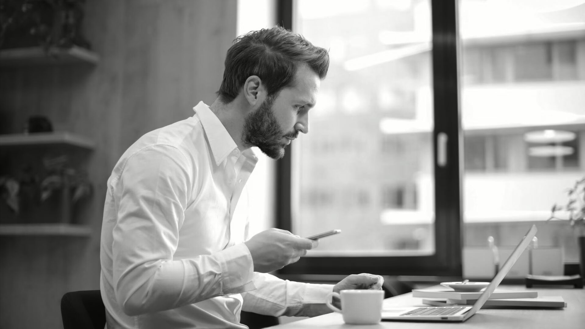 Čovjek sjedi za računalom i šalje e-mail, simbolizirajući učinkovitu isporuku e-pošte i optimizaciju e-mail marketinga.